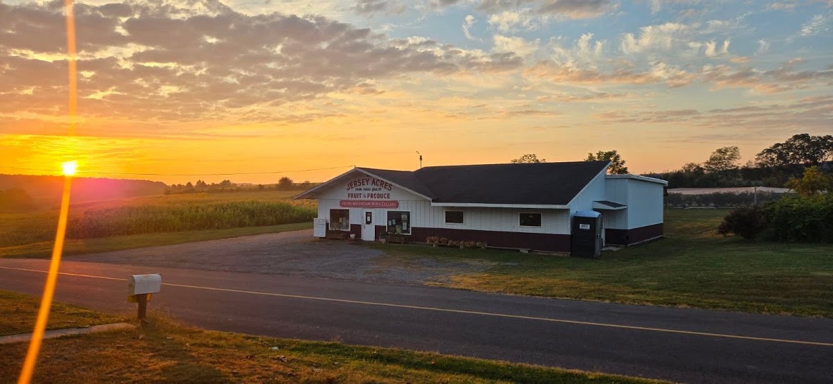 Jersey Acres Farms & Stone Mountain Wine Cellars apple orchard in Pine Grove, Pennsylvania