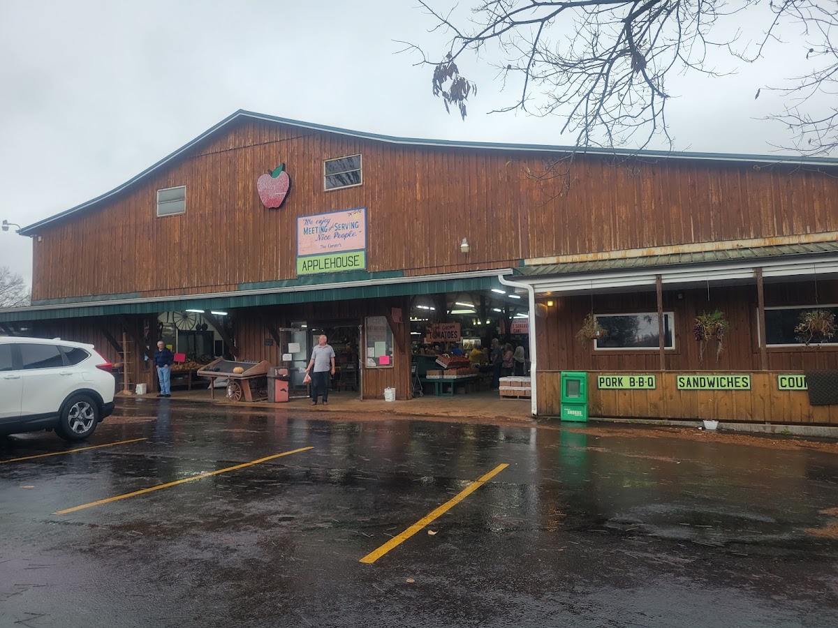Carver’s Orchard & Apple House Restaurant apple orchard in Cosby, Tennessee