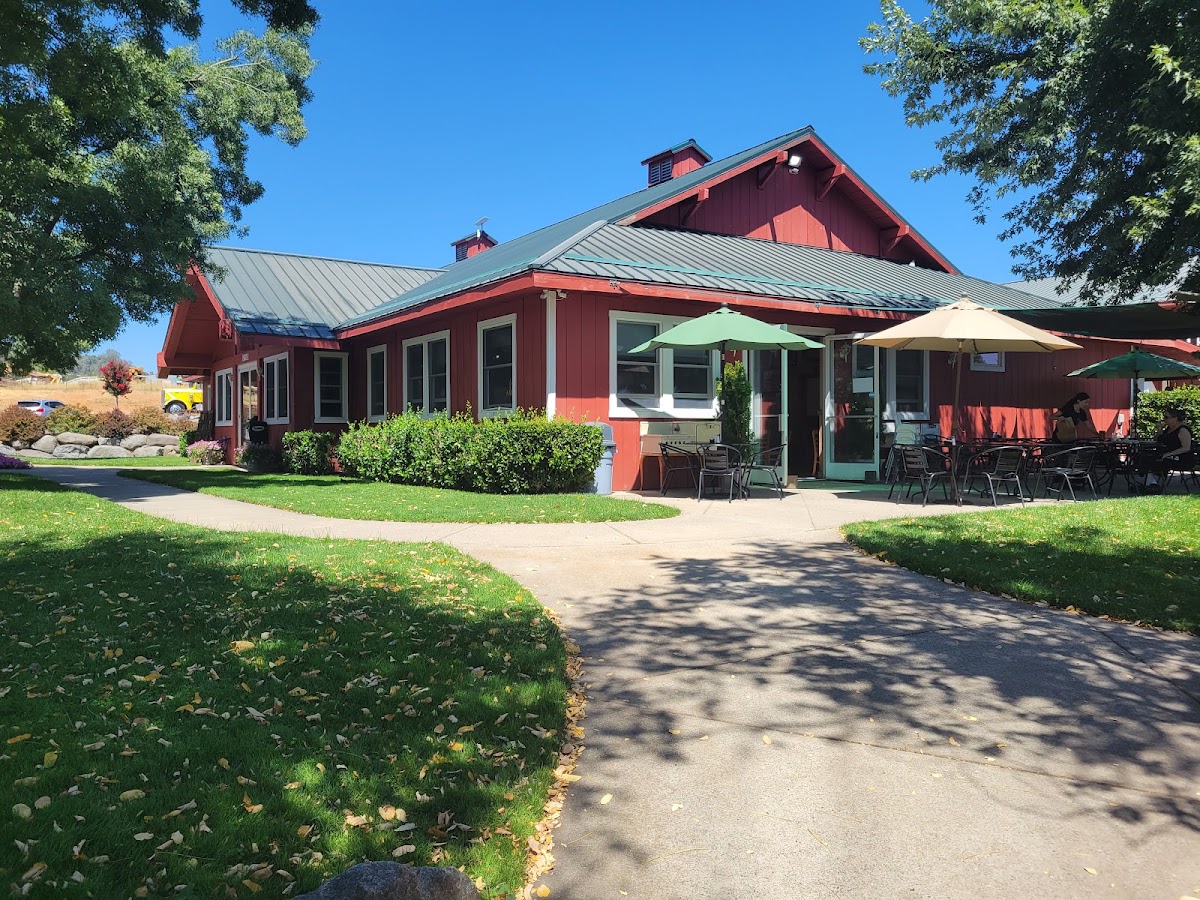 Cover's Apple Ranch Bakery & Restaurant apple orchard in Tuolumne, California