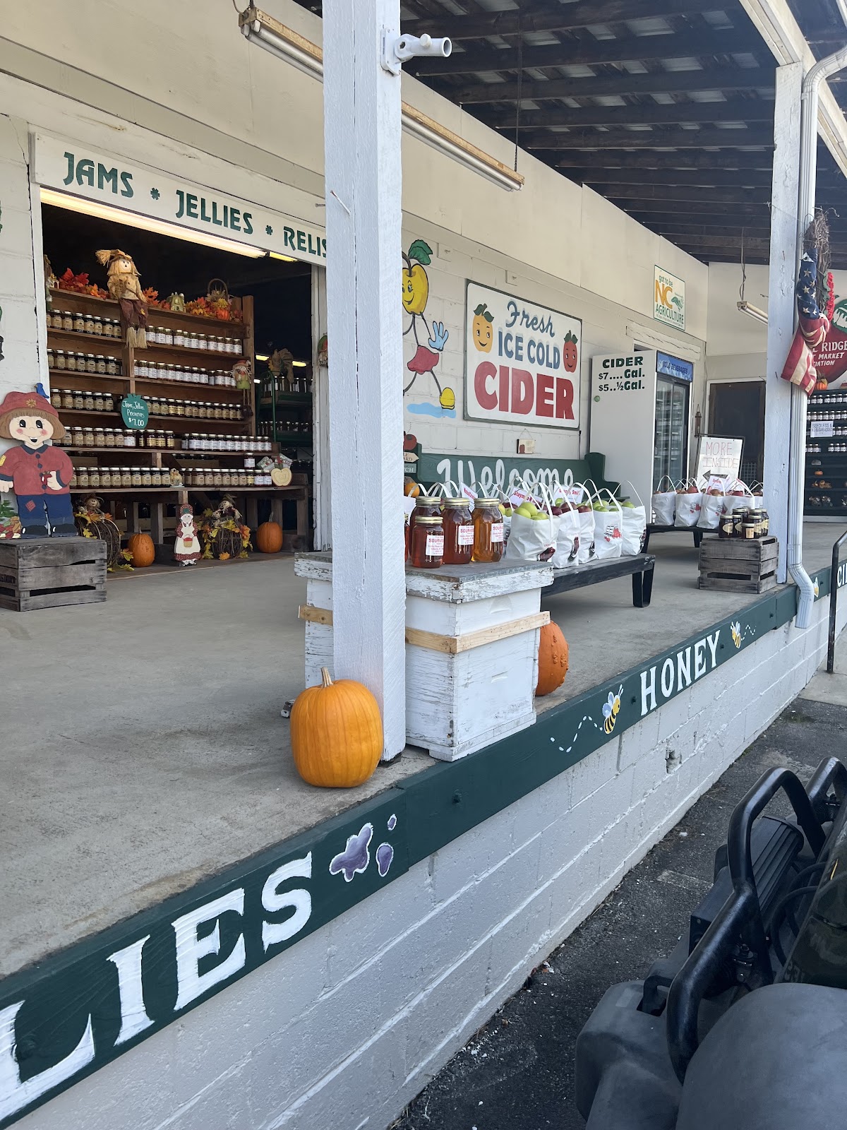 Jimmy Nix and Sons Apple House apple orchard in Flat Rock, North Carolina