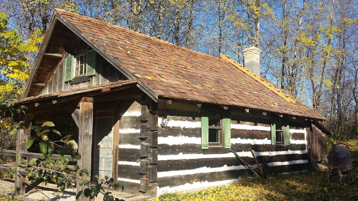 Log Cabin Orchard apple orchard in Plymouth, Wisconsin