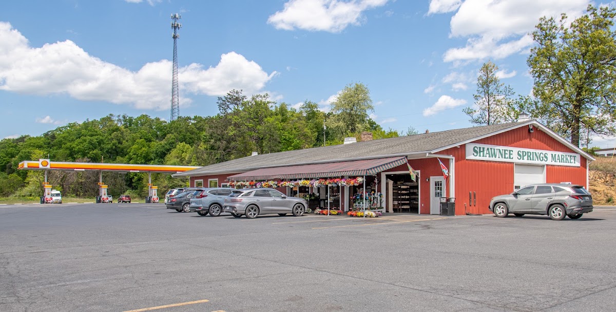 Shawnee Springs Market apple orchard in Cross Junction, Virginia