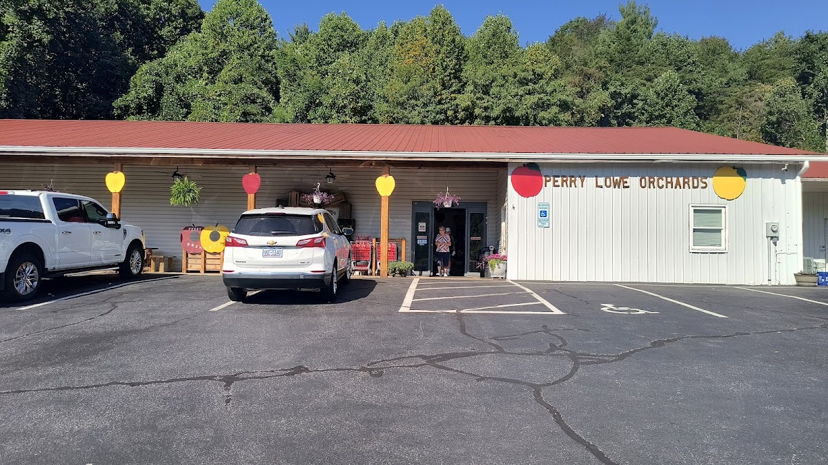 Perry Lowe Orchards – Apple Picking North Carolina apple orchard in Moravian Falls, North Carolina