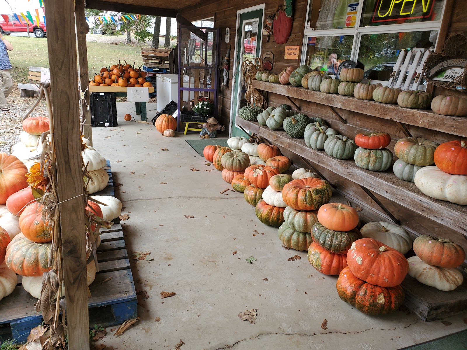 Friend Orchards Fruit Market apple orchard in Mountain Home, Arkansas